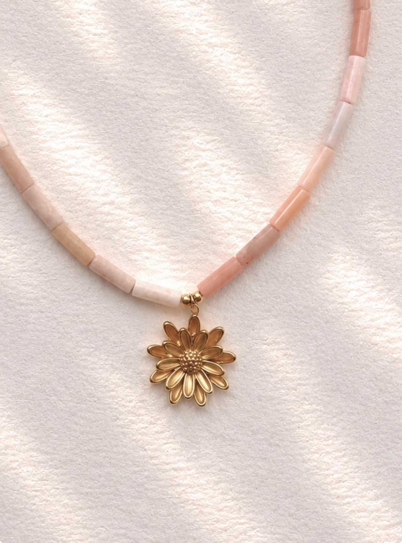 The soft bloom - necklace