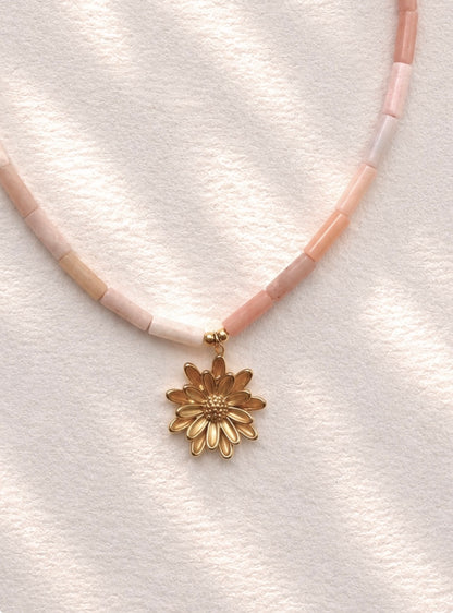 The soft bloom - necklace