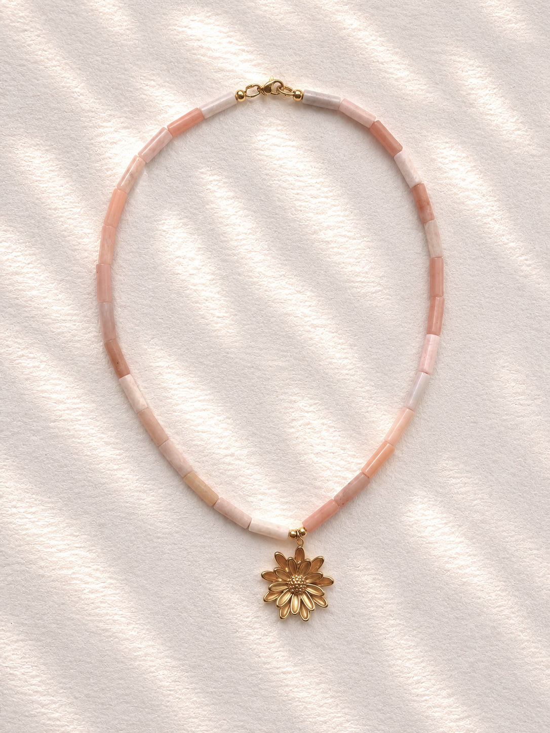 The soft bloom - necklace