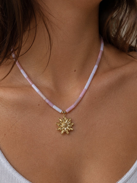 The soft bloom - necklace